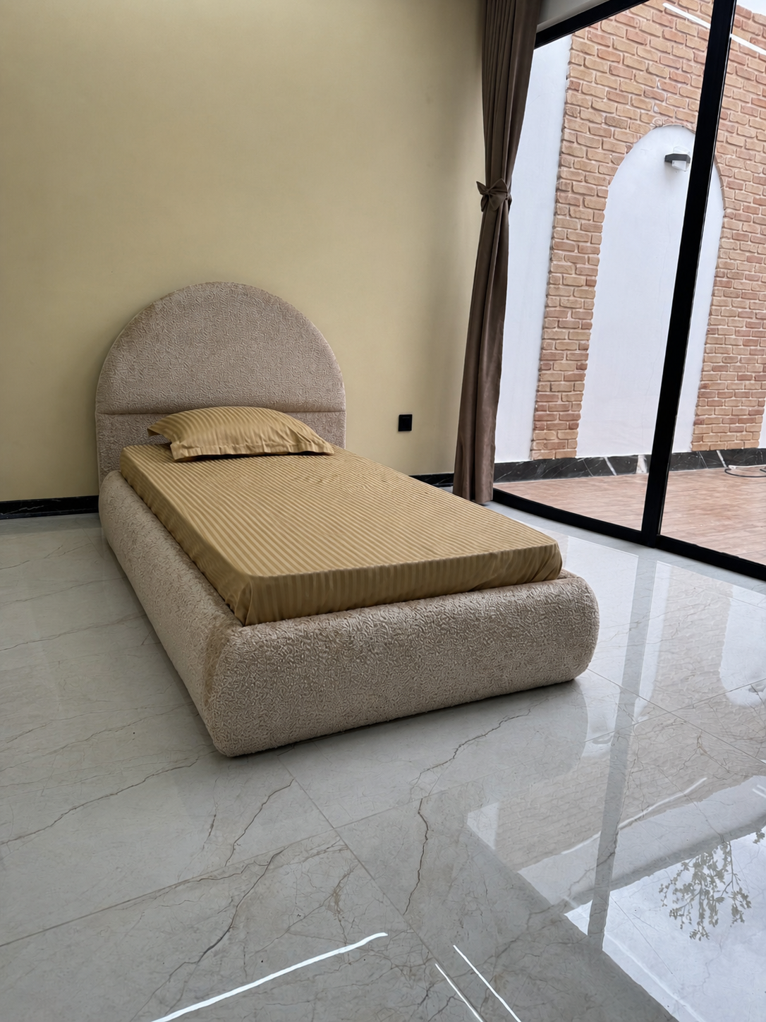 تخت خواب مینیمال یک و نیم نفره مدل ونوس